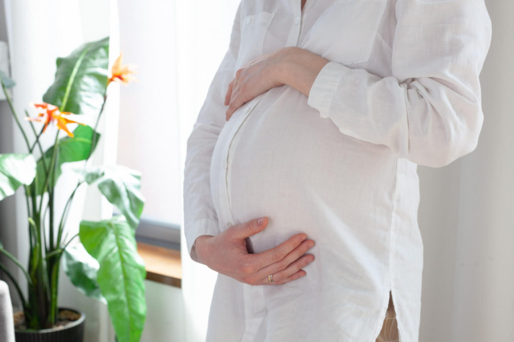 妊娠32週目は胎児の肺機能が完成間近！母乳が出始める妊婦もいます
